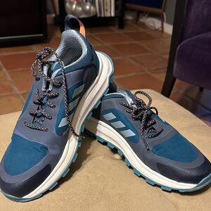 Women’s Adidas cloudfoam sneakers in teal and gray